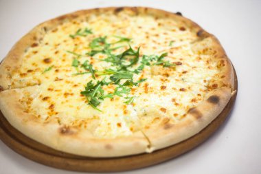 Beyaz arka plan üzerinde Quattro Formaggi izole pizza Üstten Görünüm