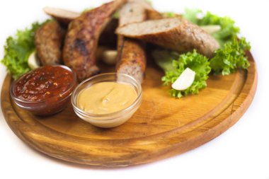 ahşap tahta üzerinde ızgara sosis