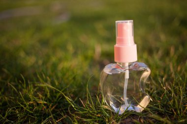 Antiseptik alkol solüsyonu spreyi, koronavirüsü kontrol etmek için hijyenik şişe, kapat.