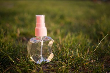 Antiseptik alkol solüsyonu spreyi, koronavirüsü kontrol etmek için hijyenik şişe, kapat.