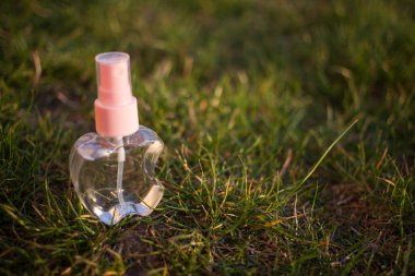 Antiseptik alkol solüsyonu spreyi, koronavirüsü kontrol etmek için hijyenik şişe, kapat.