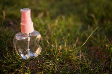 Antiseptik alkol solüsyonu spreyi. Koronavirüsü kontrol etmek için hijyenik set. Kapatın.