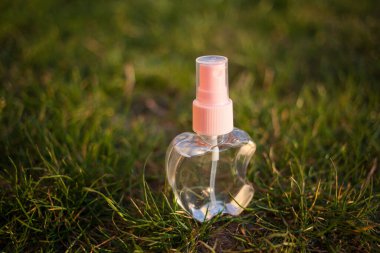 Antiseptik alkol solüsyonu spreyi. Koronavirüsü kontrol etmek için hijyenik set. Kapatın.