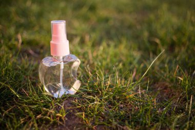 Antiseptik alkol solüsyonu spreyi. Koronavirüsü kontrol etmek için hijyenik set. Kapatın.