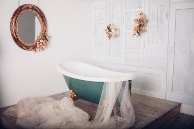 Stüdyo odasının ortasında banyo.