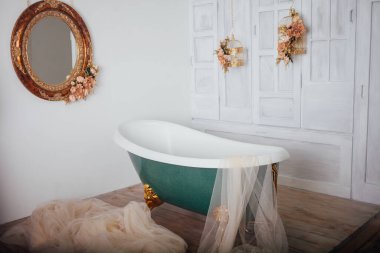 Stüdyo odasının ortasında banyo.