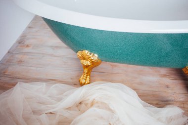 Bath in the center of the studio room