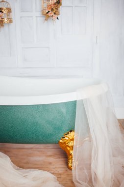 Stüdyo odasının ortasında banyo.