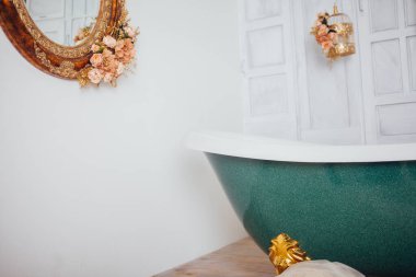 Stüdyo odasının ortasında banyo.