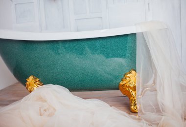 Bath in the center of the studio room