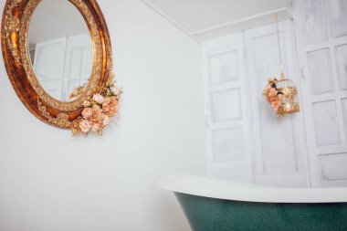 Stüdyo odasının ortasında banyo.