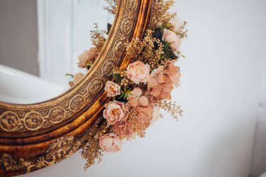 Stüdyonun içinde çiçekler, çiçek atölyesi dekorasyonları.