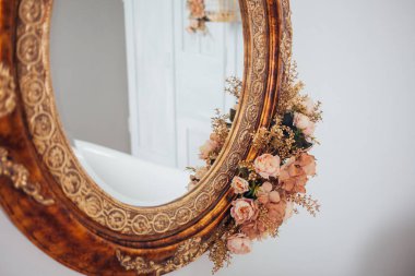 Stüdyonun içinde çiçekler, çiçek atölyesi dekorasyonları.