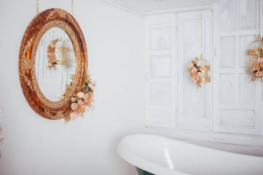 Stüdyo odasının ortasında banyo.