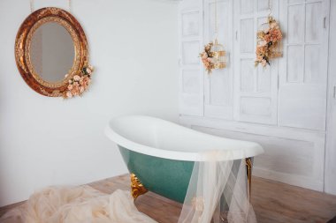Stüdyo odasının ortasında banyo.