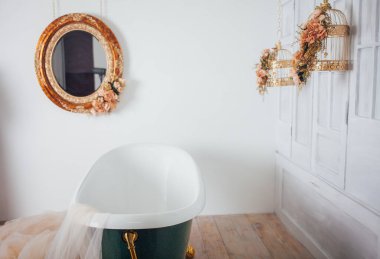 Stüdyo odasının ortasında banyo.