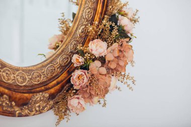 Stüdyonun içinde çiçekler, çiçek atölyesi dekorasyonları.