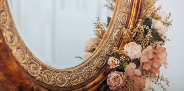 Stüdyonun içinde çiçekler, çiçek atölyesi dekorasyonları.