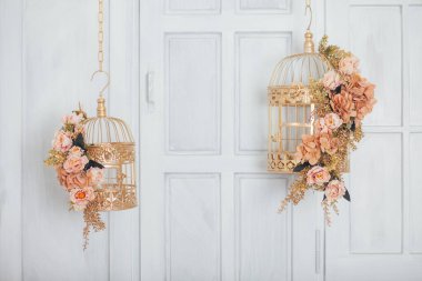 Stüdyonun içinde çiçekler, çiçek atölyesi dekorasyonları.