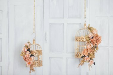 Stüdyonun içinde çiçekler, çiçek atölyesi dekorasyonları.