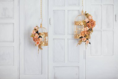 Stüdyonun içinde çiçekler, çiçek atölyesi dekorasyonları.