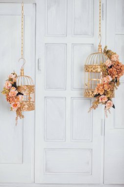 Stüdyonun içinde çiçekler, çiçek atölyesi dekorasyonları.