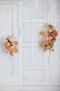 Stüdyonun içinde çiçekler, çiçek atölyesi dekorasyonları.