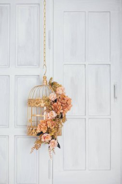 Stüdyonun içinde çiçekler, çiçek atölyesi dekorasyonları.