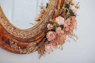 Stüdyonun içinde çiçekler, çiçek atölyesi dekorasyonları.