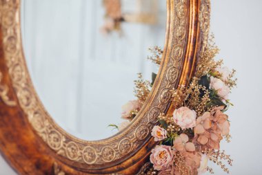 Stüdyonun içinde çiçekler, çiçek atölyesi dekorasyonları.