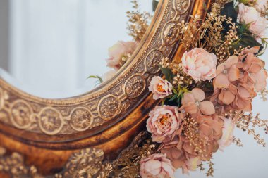 Stüdyonun içinde çiçekler, çiçek atölyesi dekorasyonları.