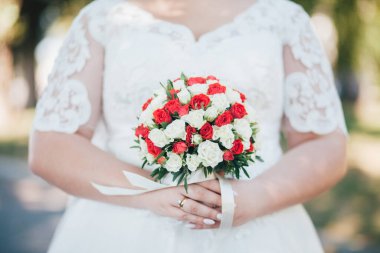 Gelin elinde buket, kesilmiş bölüm. 