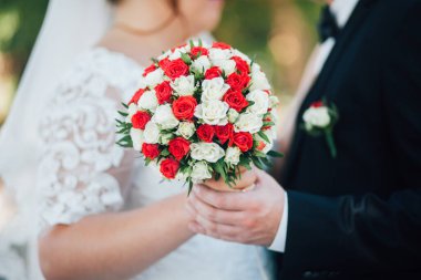 Düğün çifti ellerinde buket, kesilmiş bölüm. 