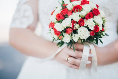 Gelin elinde buket, kesilmiş bölüm. 