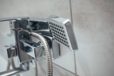 Banyonun içinde duş olan musluk.