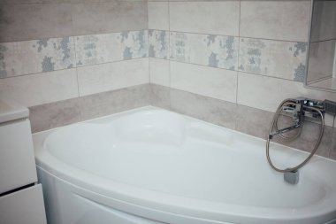 Banyonun içinde duş olan musluk.