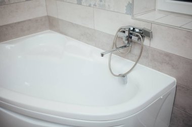 Banyonun içinde duş olan musluk.