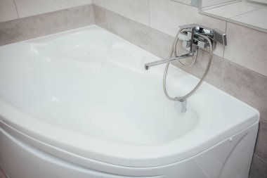 Banyonun içinde duş olan musluk.