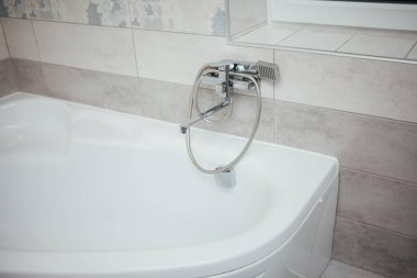 Banyonun içinde duş olan musluk.