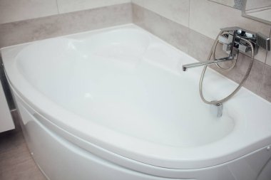 Banyonun içinde duş olan musluk.