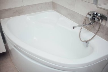 Banyonun içinde duş olan musluk.