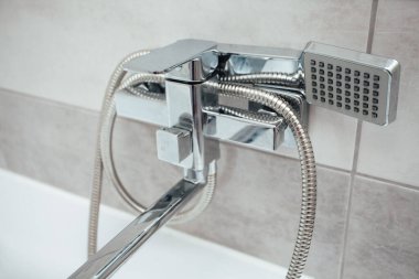 Banyonun içinde duş olan musluk.