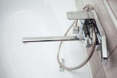 Banyonun içinde duş olan musluk.