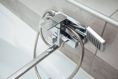 Banyonun içinde duş olan musluk.