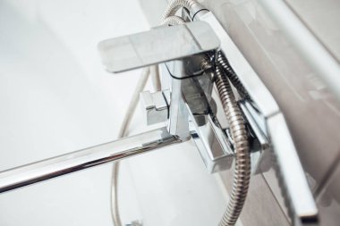 Banyonun içinde duş olan musluk.