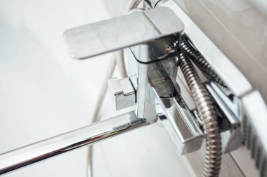 Banyonun içinde duş olan musluk.