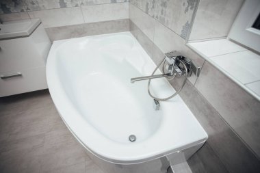 Banyonun içinde duş olan musluk.