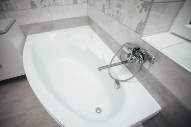 Banyonun içinde duş olan musluk.