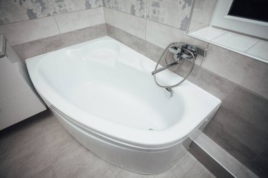 Banyonun içinde duş olan musluk.