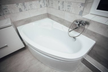 Banyonun içinde duş olan musluk.